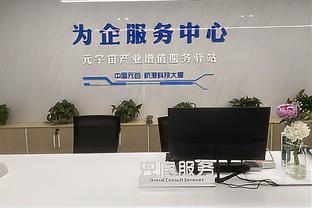 杨鸣解说时展示戒指：刚夺冠就到解说台上了 这事不常见